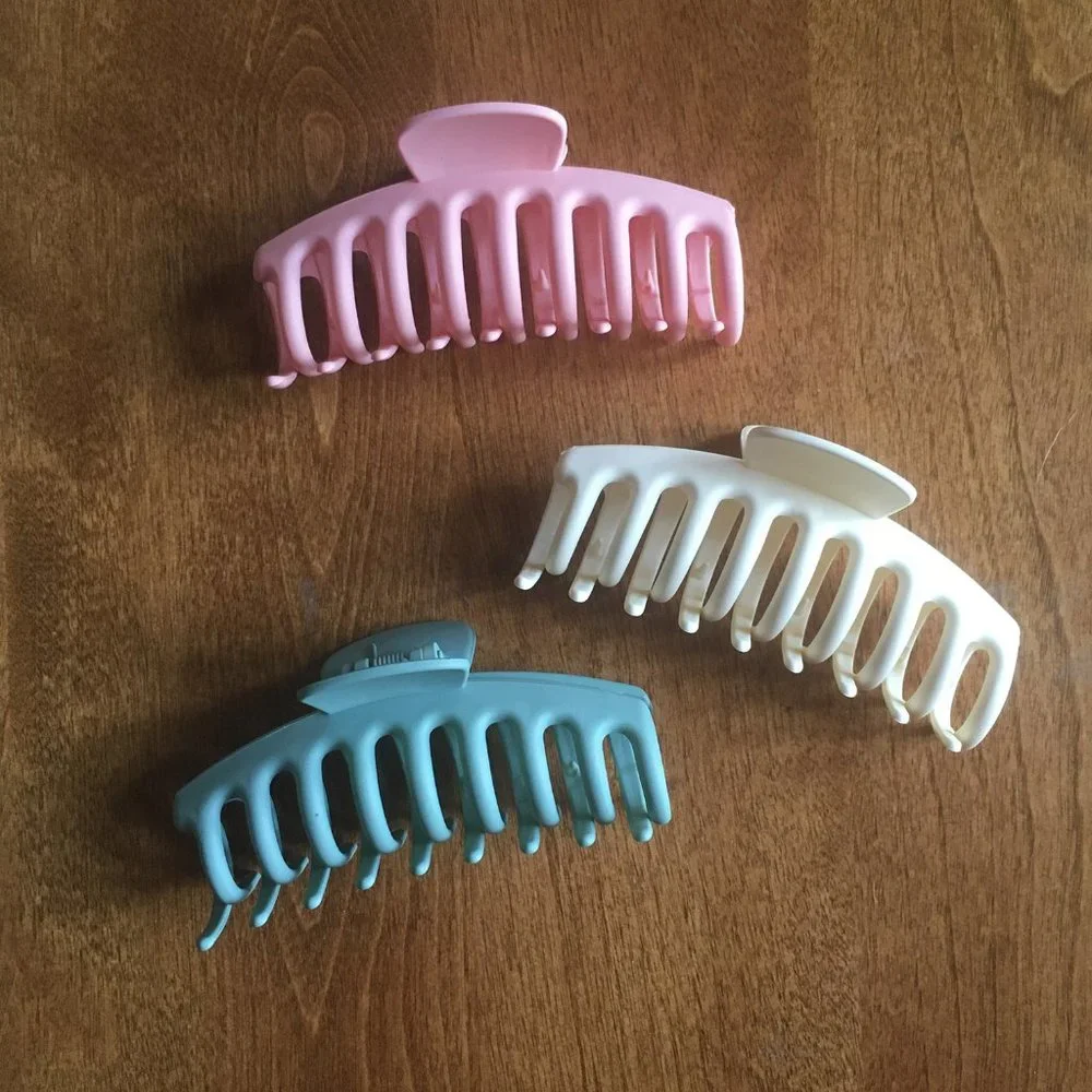 Large pastel claw clips NWOT